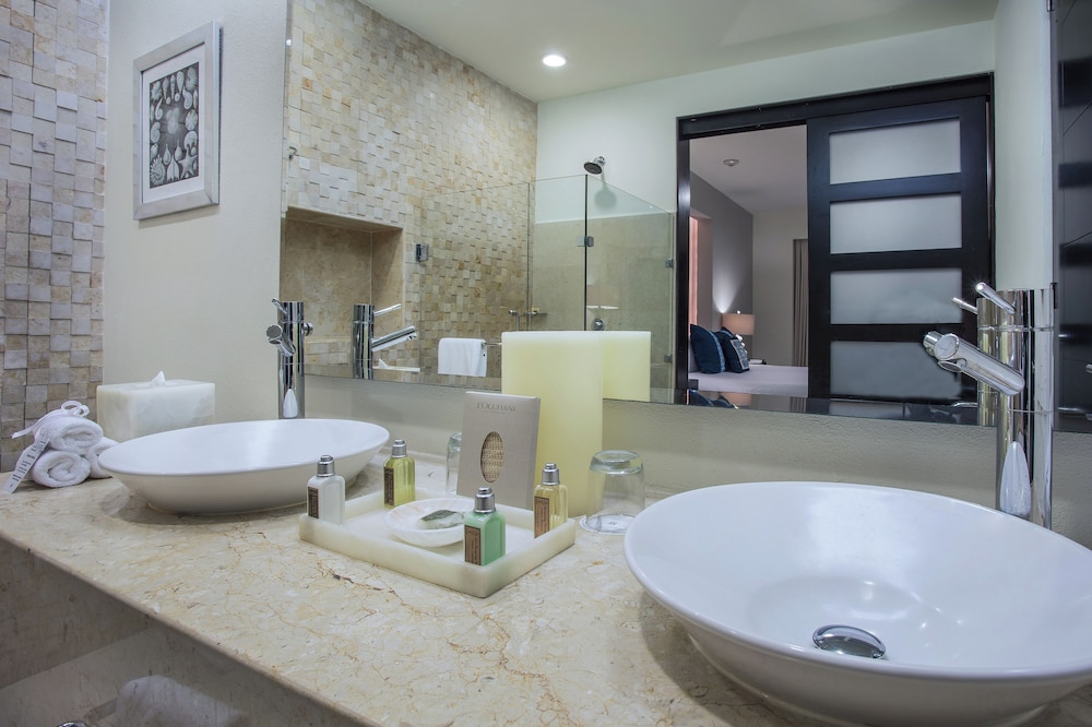 Two-Bedroom Penthouse 1 King Bed with 2 Double beds - Photo 8