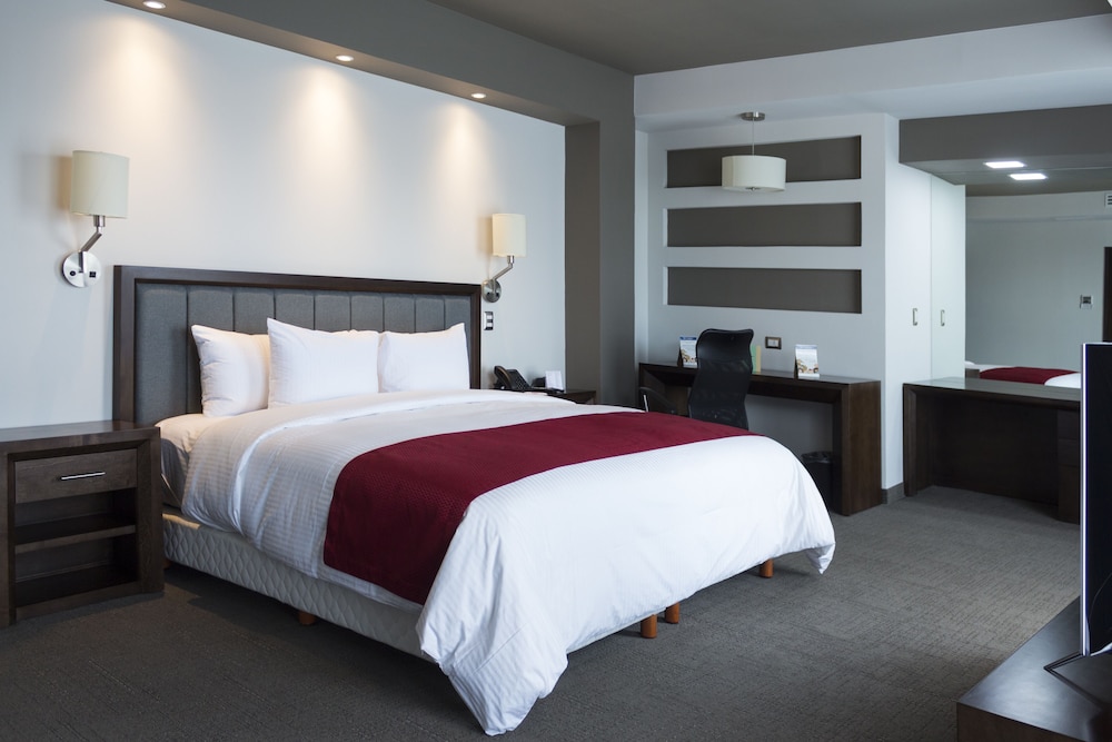 Executive Suite, 1 King Bed, Non Smoking, Jetted Tub photo 2
