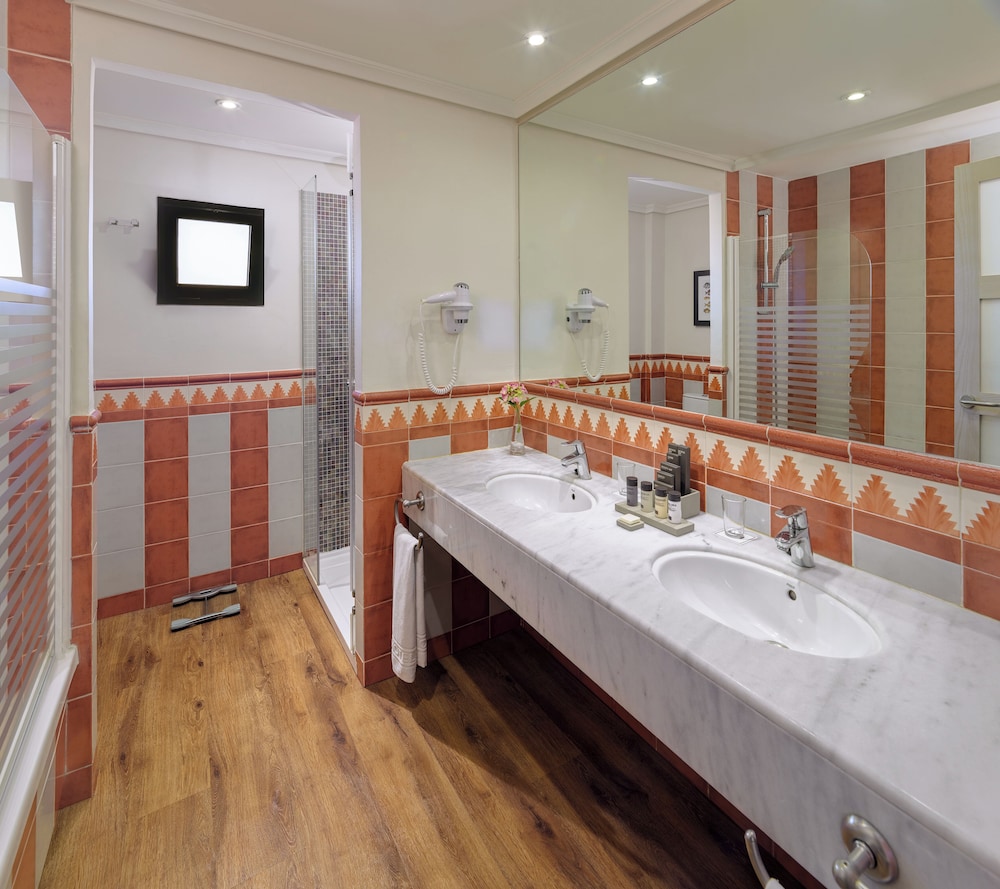 Junior Suite (2 Adults and 1 Child)