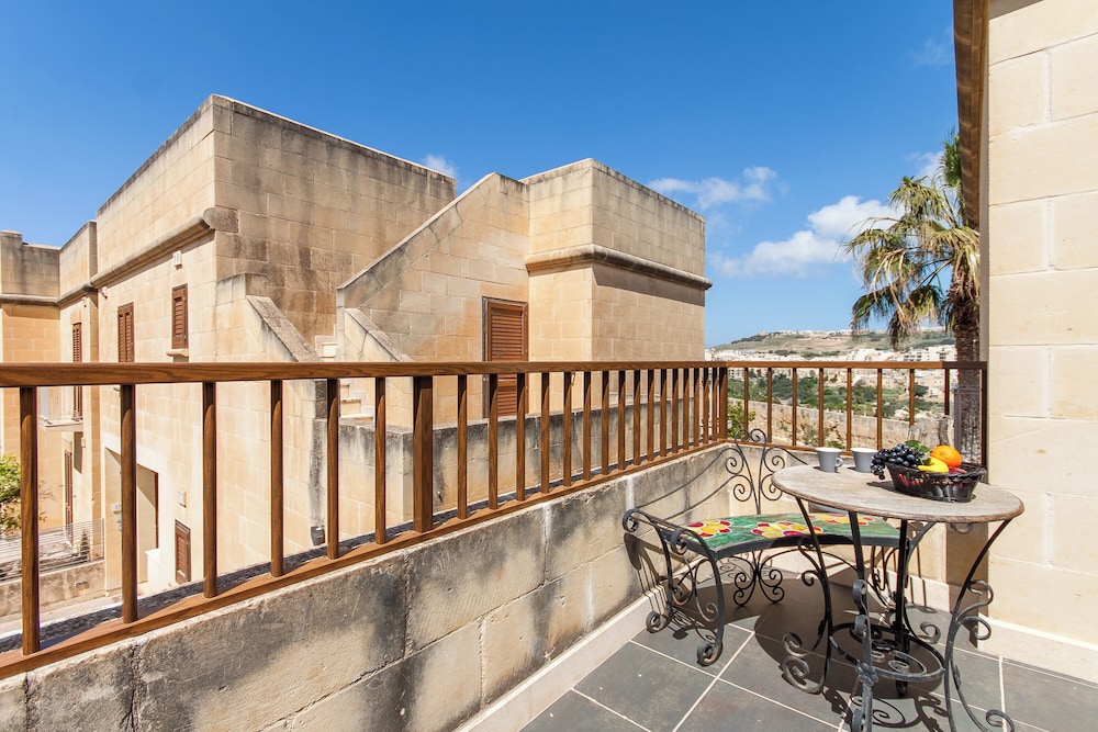 Family House, Multiple Bedrooms, 2 Bathrooms (Getaway Npetto Gozitan Villa) photo 2