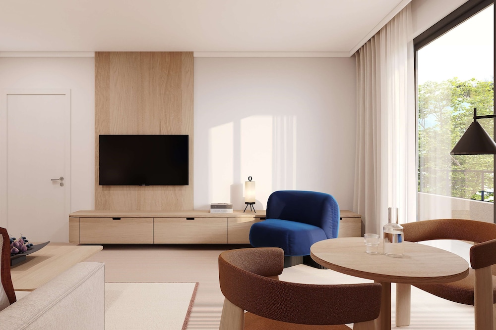 Deluxe Suite, 1 King Bed, Lake View