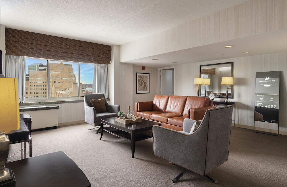 Suite, 1 King Bed photo 1