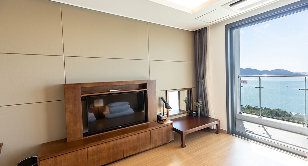Deluxe Ondol (Side Ocean View), No Bed - Photo 6