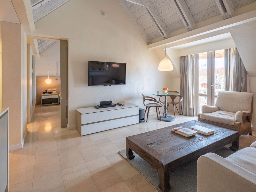 Junior Suite, 1 King Bed, Balcony, Ocean View (Butler Service) photo 2