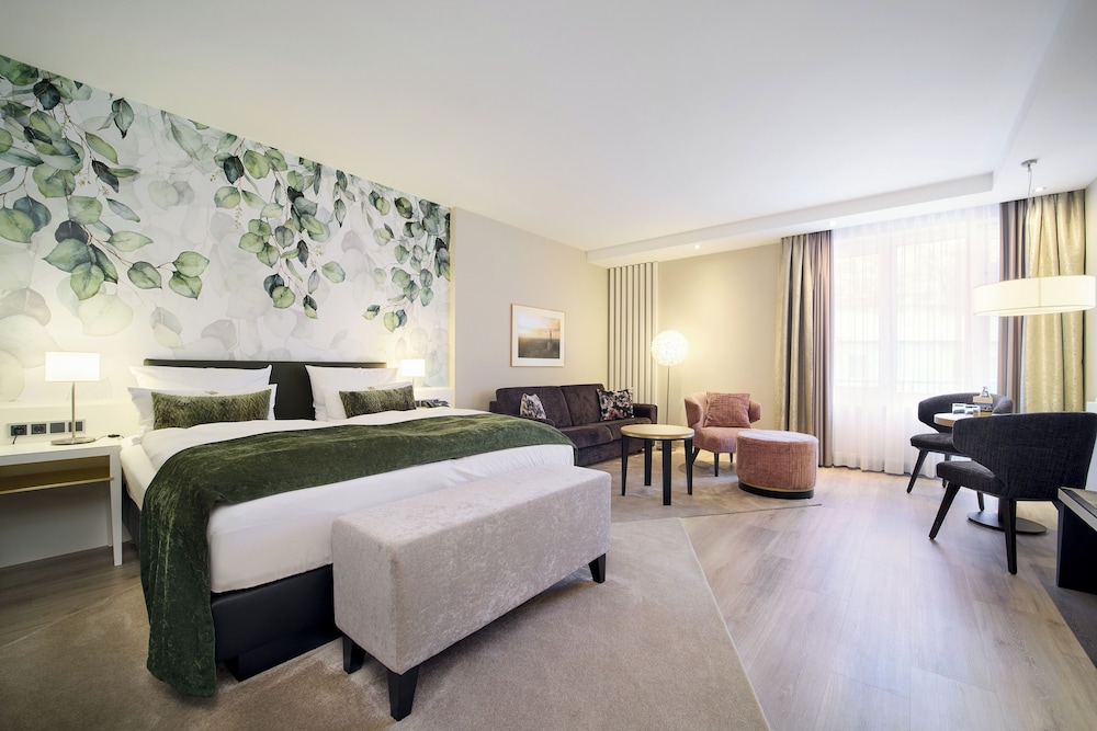 Junior Suite, 1 Double Bed, Balcony, Park View (Converts to 2 Twin Beds) photo 2