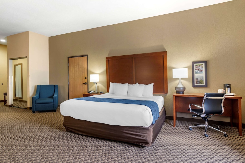 Suite, 1 King Bed with Sofa bed, Non Smoking - Photo 3