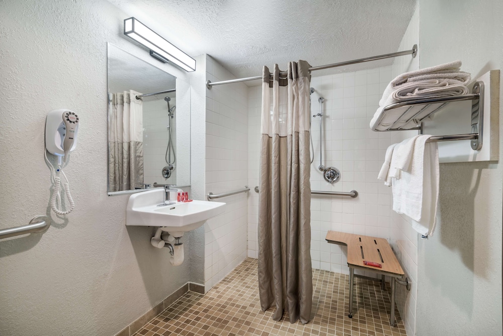 Standard Room, 1 Queen Bed, Accessible, Refrigerator & Microwave (Refrigerator & Microwave) photo 3