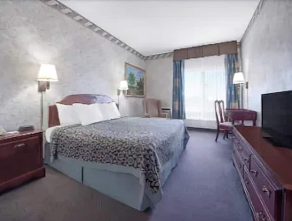 Standard Room, 1 King Bed - Photo 6