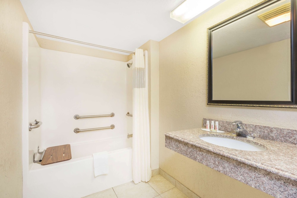Room, Accessible - Photo 5