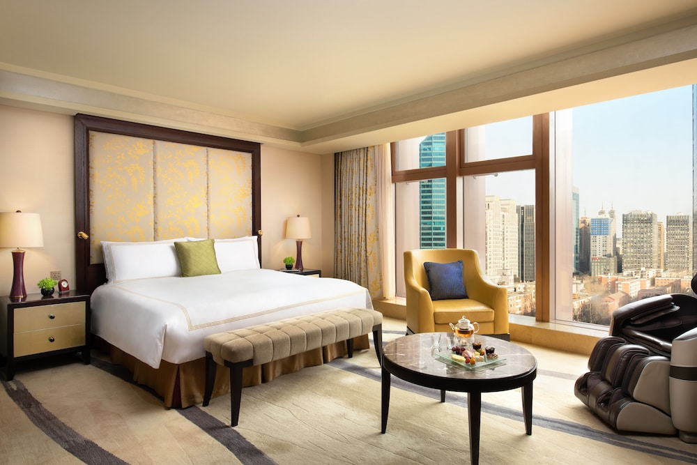 Fairmont Gold, Studio King Room - Photo 1