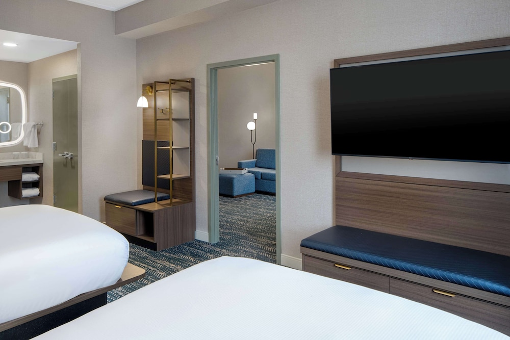 Suite, 2 Double Beds (Falls) - Photo 2