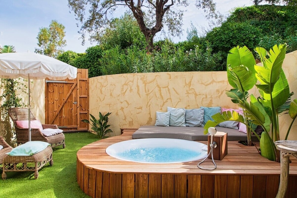 Junior Suite jacuzzi photo 2