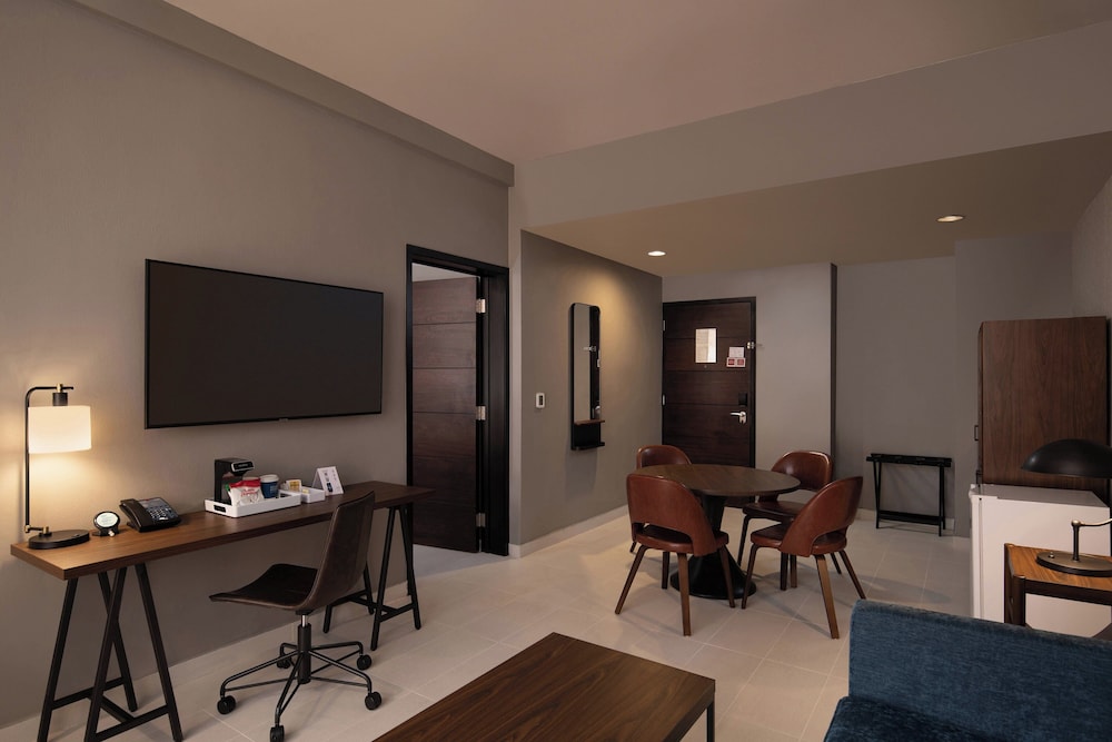 Suite, 1 Bedroom thumbnail 5