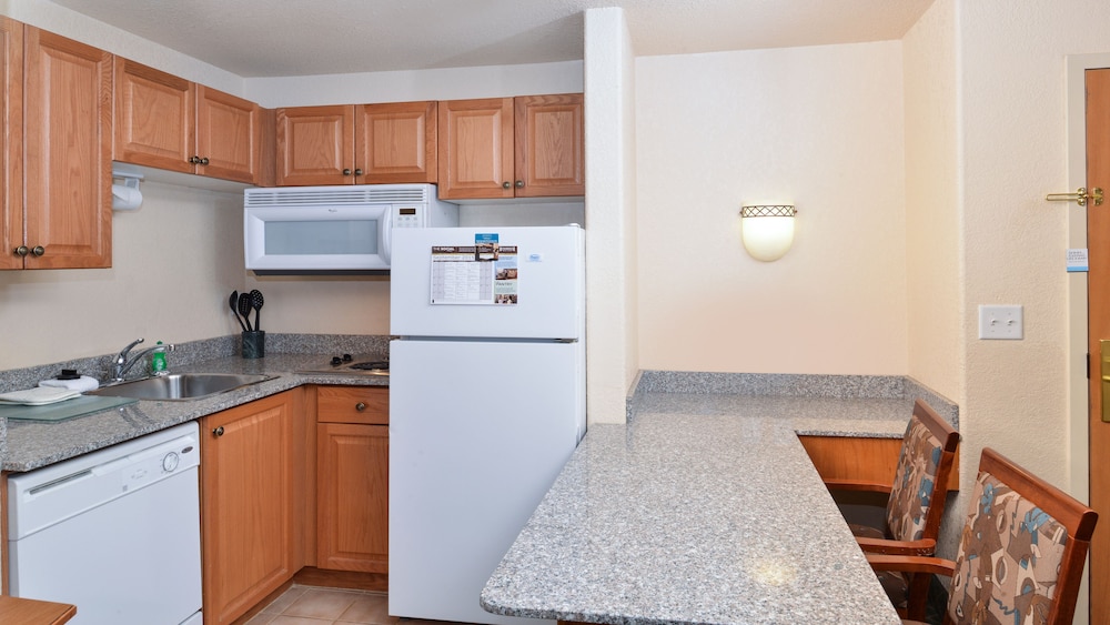 Suite, 2 Bedrooms, Kitchen - Photo 2