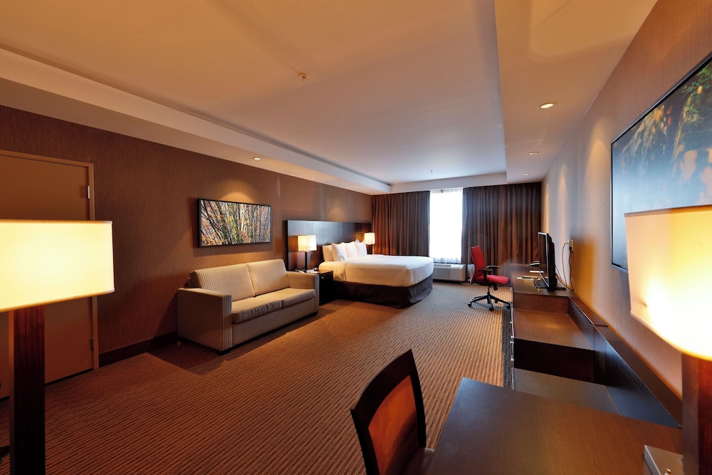 Deluxe Room, 1 King Bed with Sofa bed - Photo 2