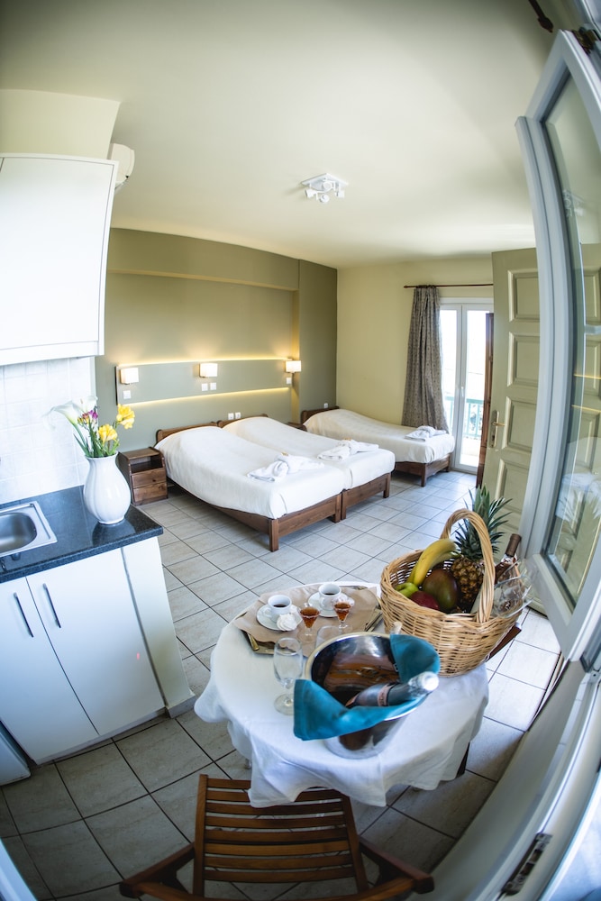 Superior Triple Room photo 2