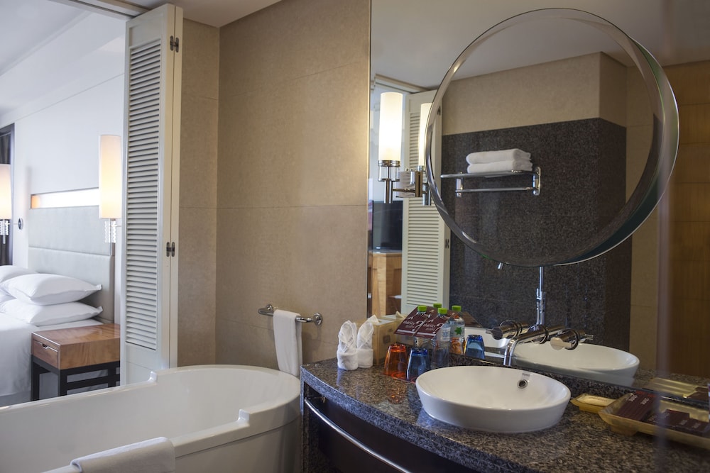 Room, 2 Twin Beds, Balcony, Garden View - Photo 3