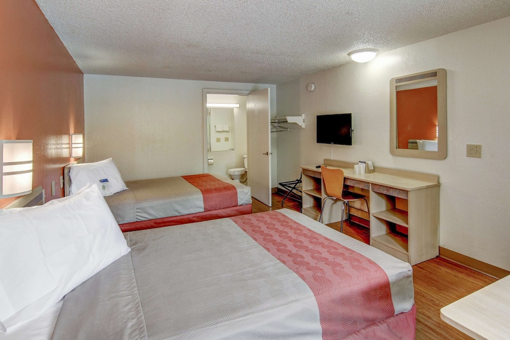 Standard Room, 2 Queen Beds, Smoking photo 3