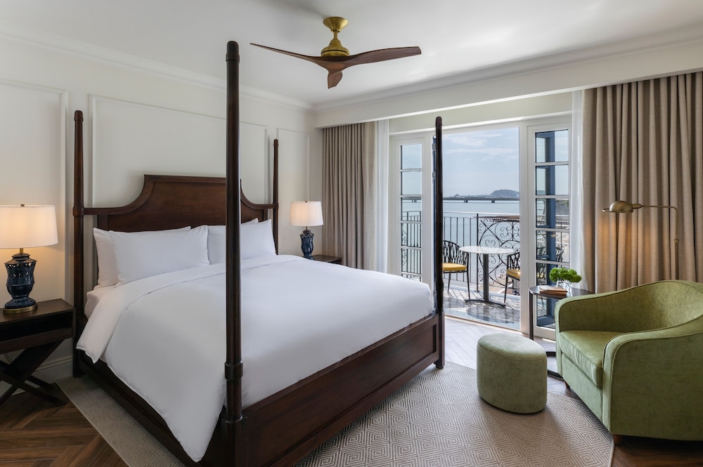 Ocean Front Imperial One Bedroom Suite with One King Bed and Jacuzzi