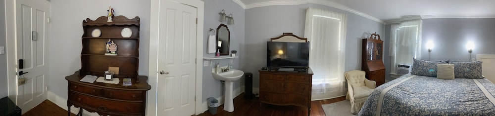 Room, 1 King Bed (Dick's Room) photo 1