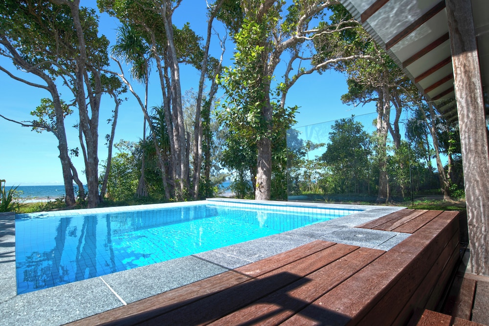 Deluxe Studio Suite, 1 King Bed, Beach View photo 2