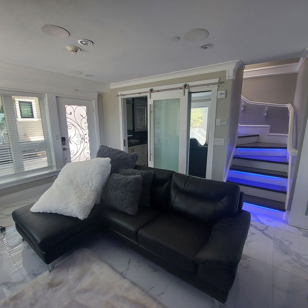 Beautiful Luxury 3 Bedroom Townhouse photo 2