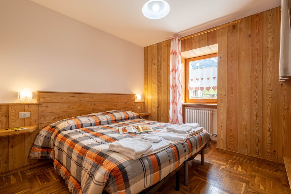 Basic Apartment, 2 Bedrooms, Balcony, Mountain View photo 1