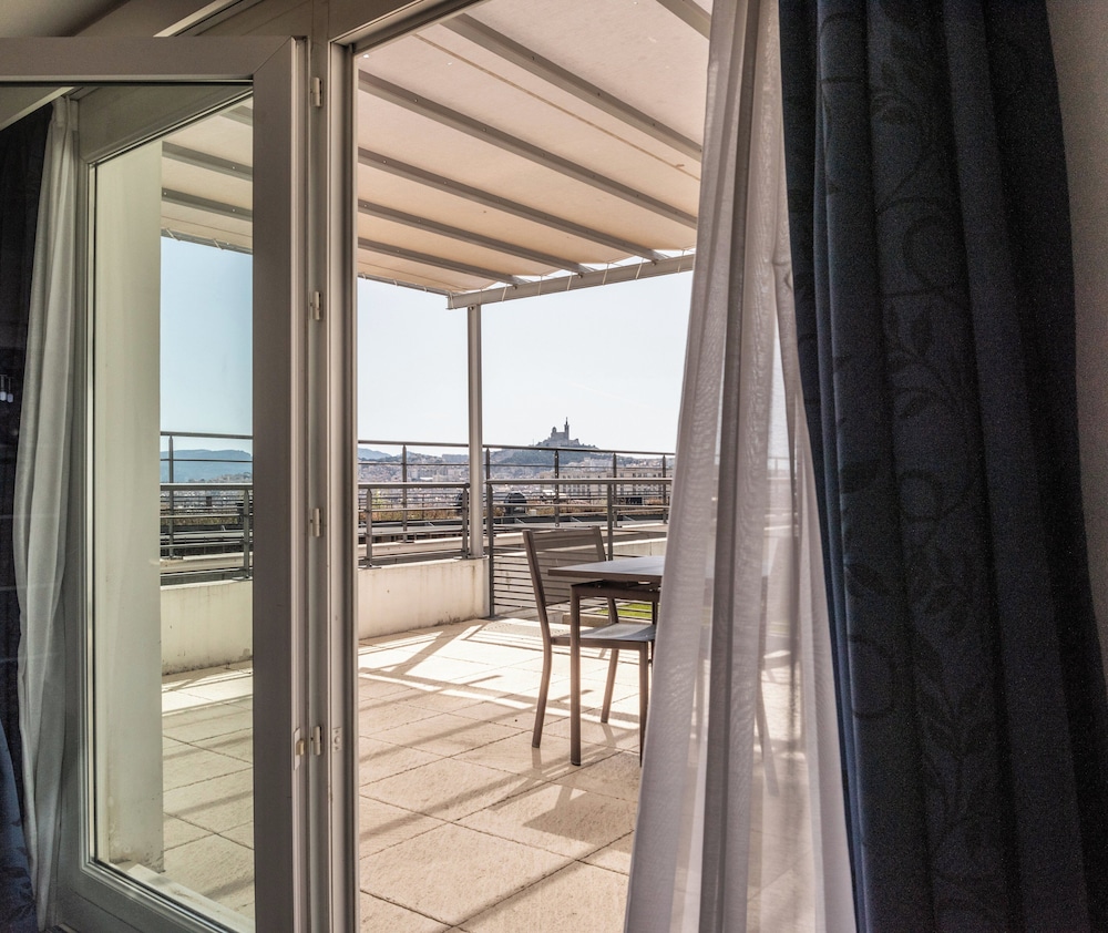 Standard Room, 1 Queen Bed, Balcony thumbnail 5