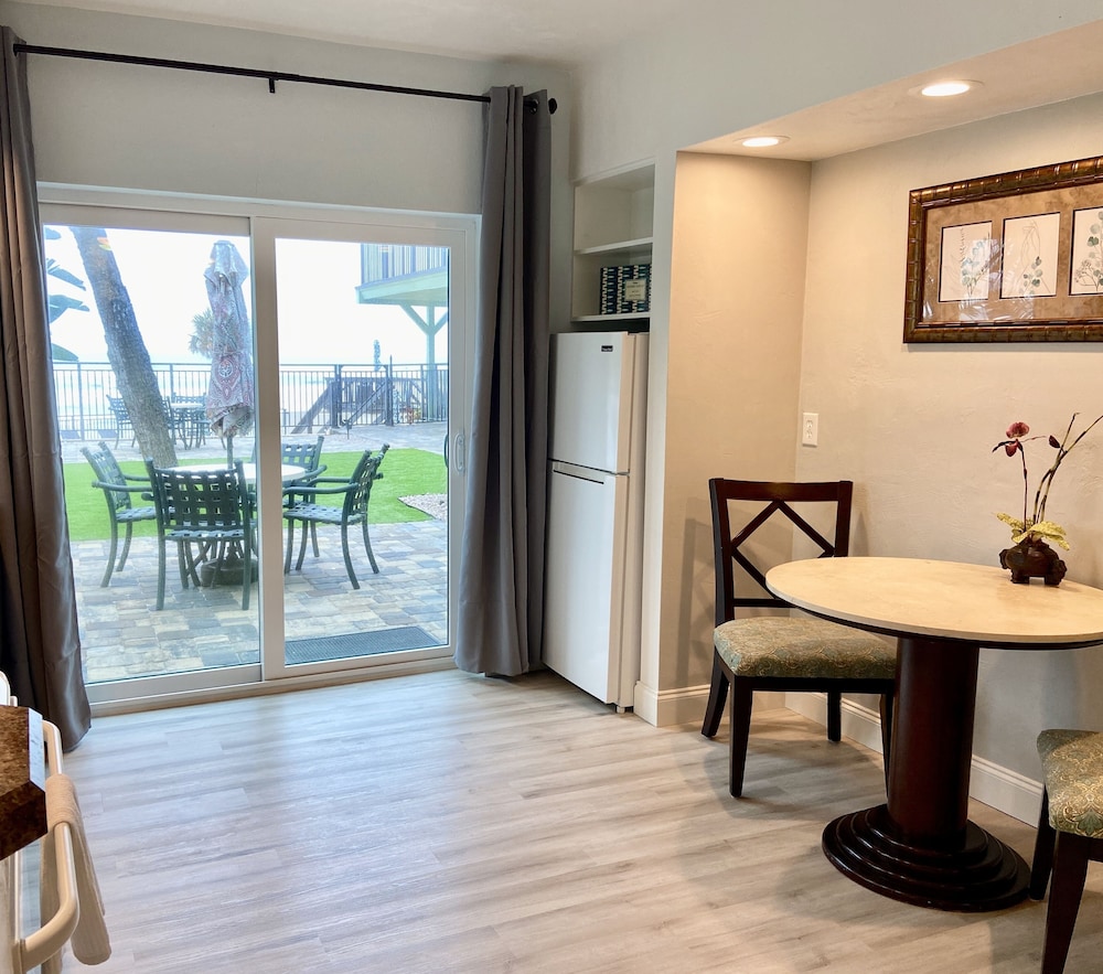 Oceanfront Cabana with Full Kitchen photo 3