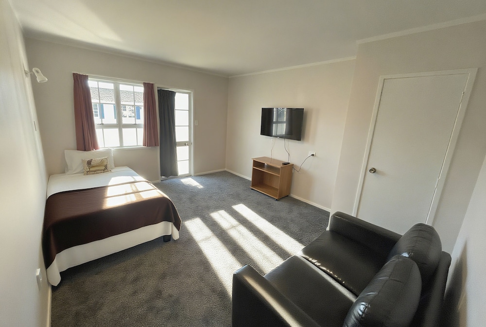 Superior Suite, 1 Bedroom, Non Smoking, Ground Floor - Photo 4