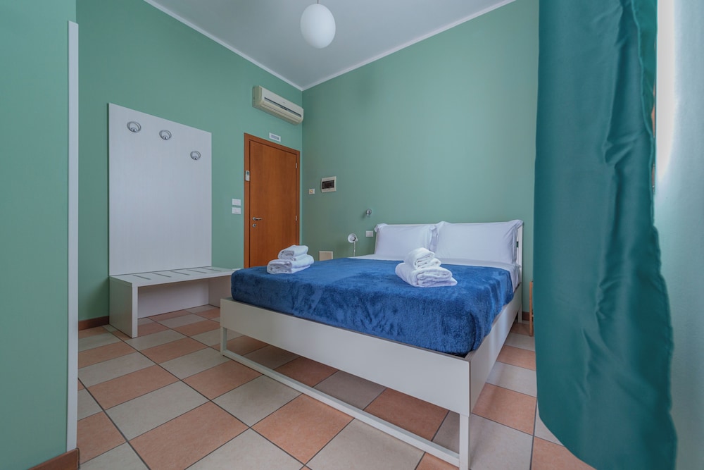 Classic Double Room, Non Smoking, Private Bathroom photo 1