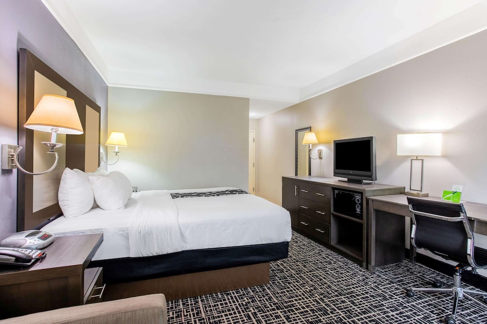 Room, 1 King Bed, Non Smoking - Photo 2