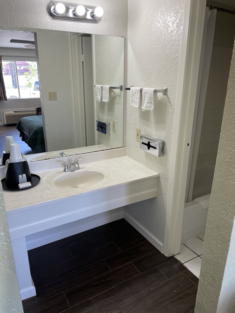Newly remodeled rooms, 1 Queen Bed, Non-smoking, Not Pet Friendly - Photo 2