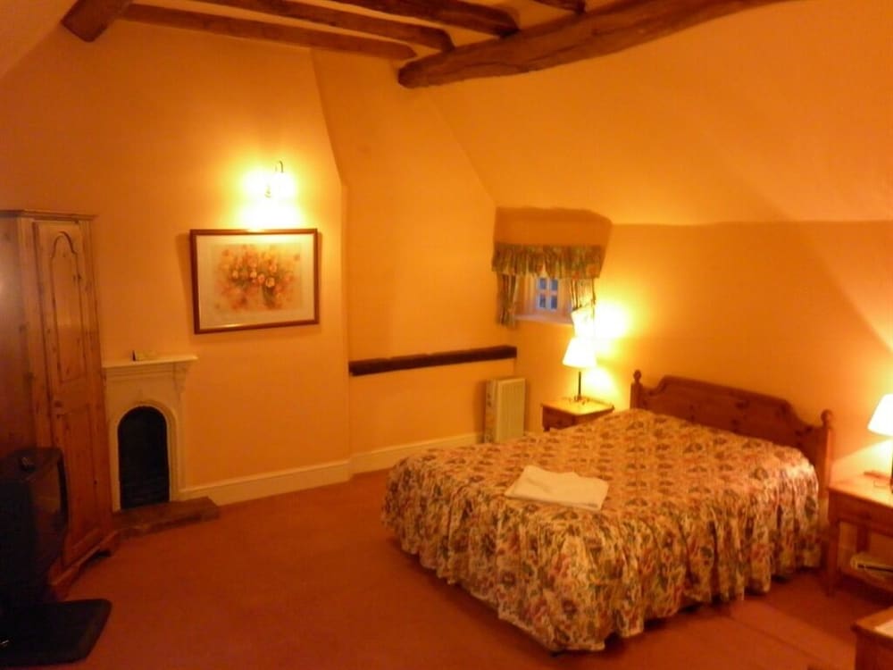 Suite, Ensuite (Small (2 ad & 2 ch))