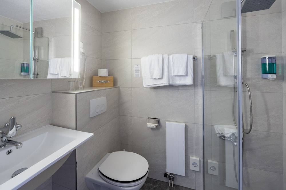 Twin Room with Lake View (incl. City Tax) photo 3