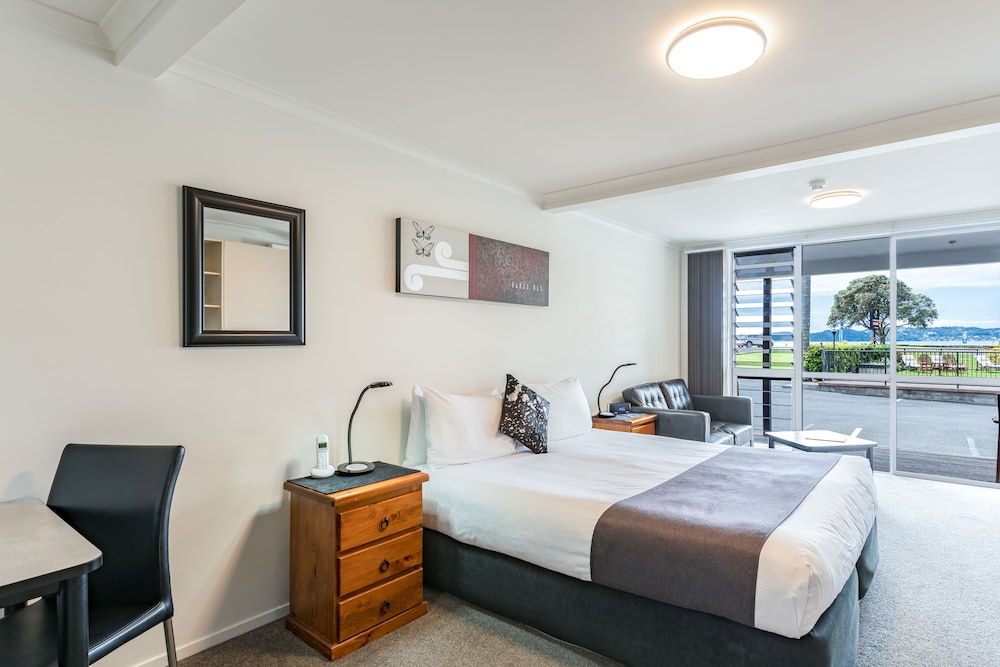 Deluxe Studio Suite, 1 King Bed, Non Smoking photo 1