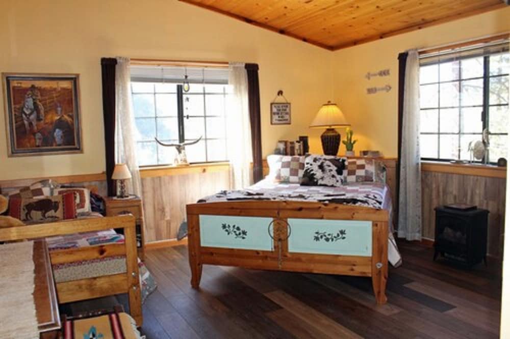 Family Room, Multiple Beds, Non Smoking, Shared Bathroom photo 1