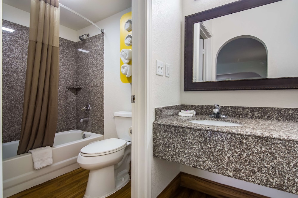 Deluxe Room, 2 Queen Beds, Smoking, Refrigerator & Microwave - Photo 8