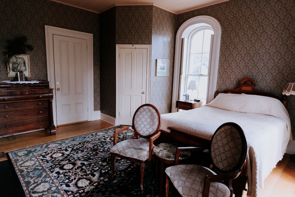 Superior Double Room, Ensuite, Courtyard View (Generals Room)