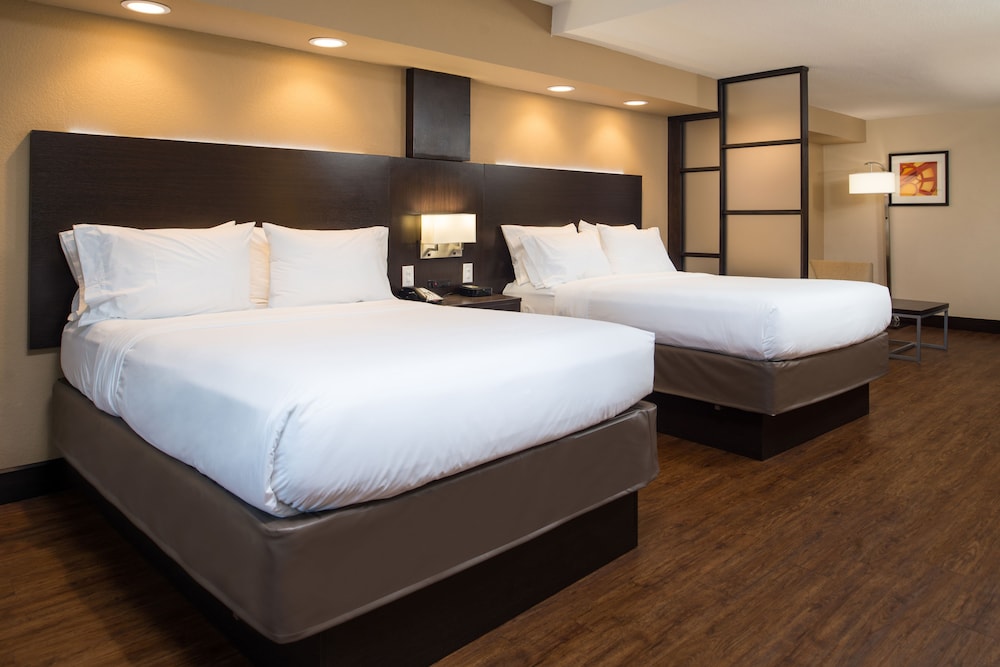 Suite, 2 Queen Beds, Accessible Bathtub, Non Smoking (Communications, Accessible Tub) photo 2
