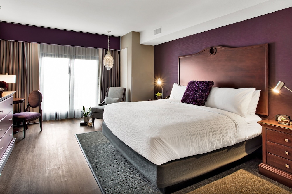 Deluxe Room, 1 King Bed (Balconette)