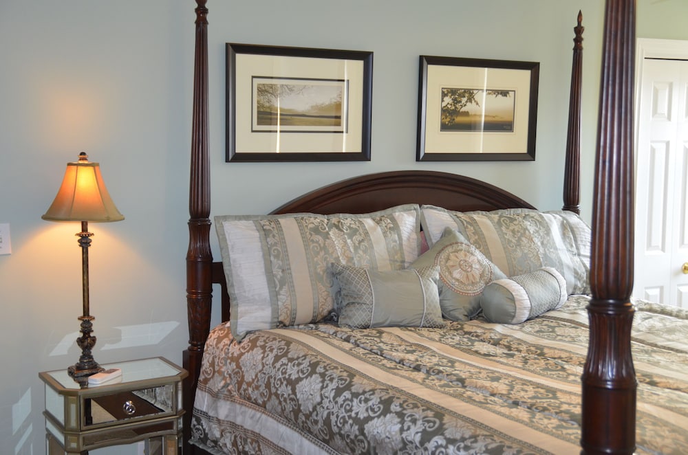 Deluxe Suite, 1 King Bed, Vineyard View