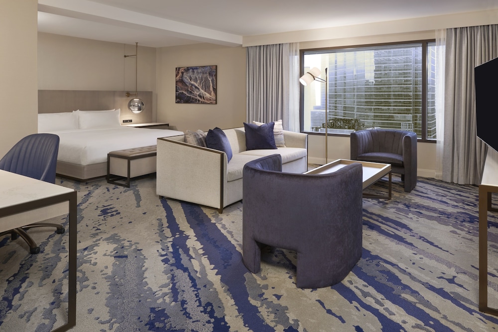Junior Suite Accessible Room - One King Bed - Photo 3