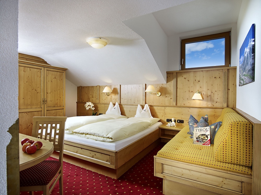 Comfort Double Room, 1 King Bed, Mountain View photo 2
