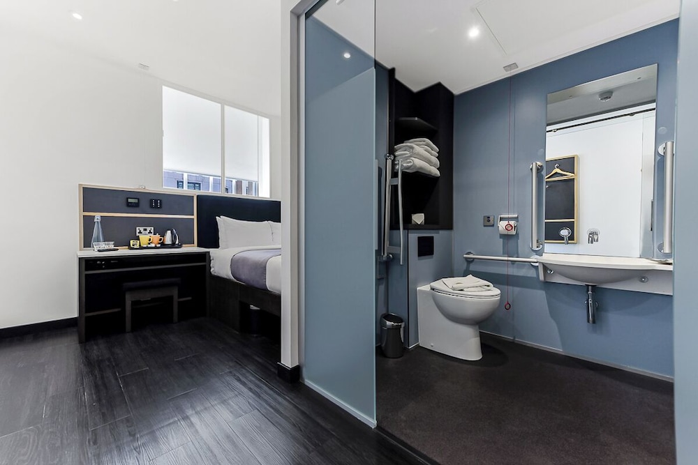 Queen Accessible Room photo 1