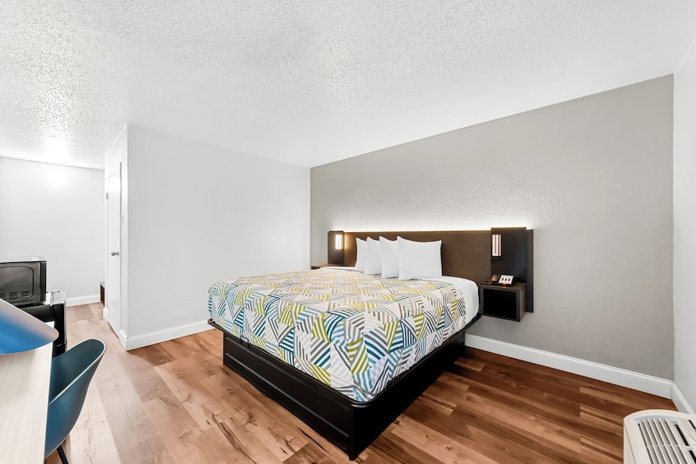 Deluxe Room, 1 King Bed, Non Smoking, Refrigerator & Microwave photo 1