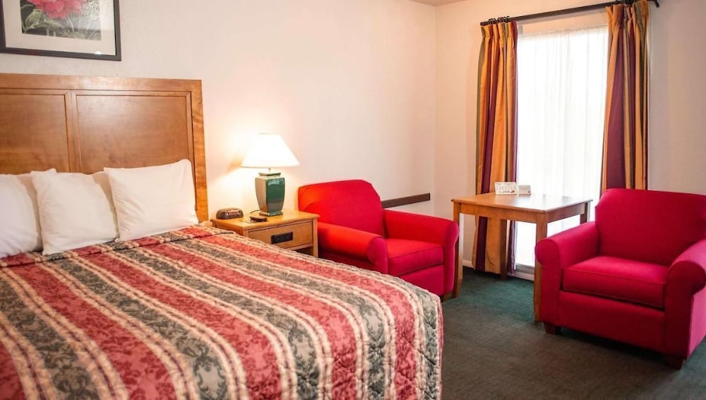 Deluxe Single Room, 1 Queen Bed, Non Smoking, Jetted Tub photo 1