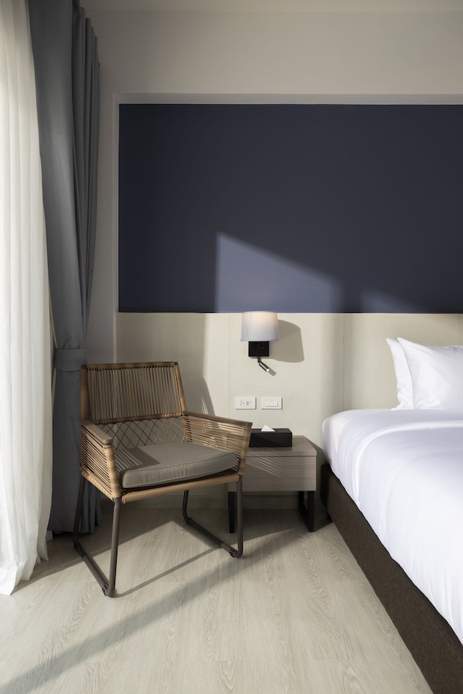 Deluxe Room, 2 Twin Beds, Pool Access - Photo 3