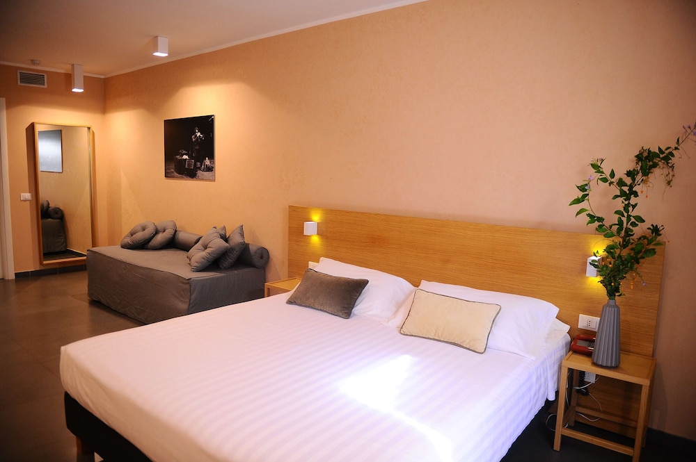 Superior Room, 1 Queen Bed, Non Smoking (Converts to 2 Twin Beds) - Photo 4