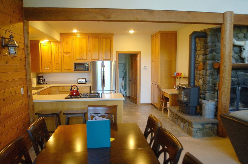 Cabin, 4 Bedrooms, Smoking, Fireplace
